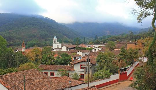 Calles empedradas de San Sebastián del Oeste