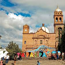 Calles empedradas y montañas en Tapalpa